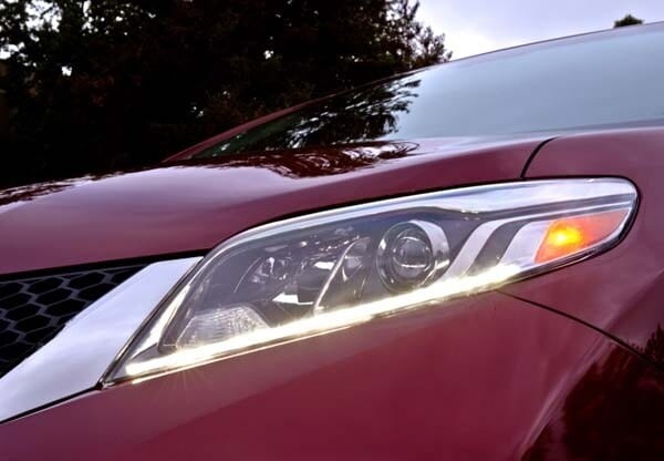 2015-toyota-sienna-headlamps-detail1-600-001