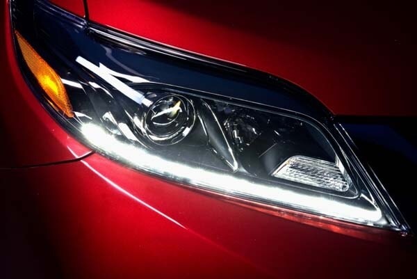 2015-toyota-sienna-headlamps-detail2-600-001