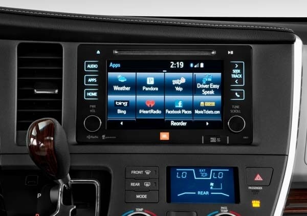 2015-toyota-sienna-ltd-center-dash-detail1-600-001