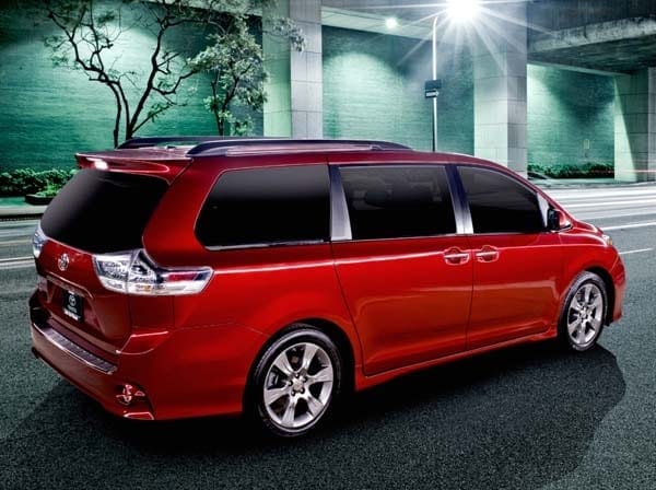2015-toyota-sienna-rear-static-600-001