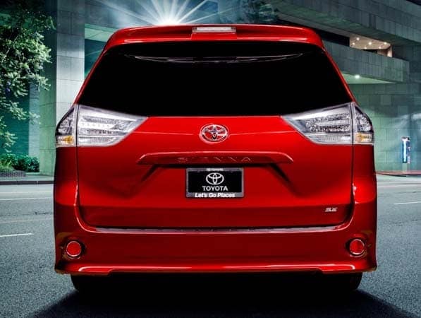 2015-toyota-sienna-tail-on-static-600-001