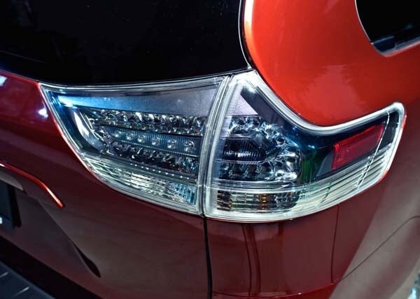 2015-toyota-sienna-taillamp-detail1-600-001