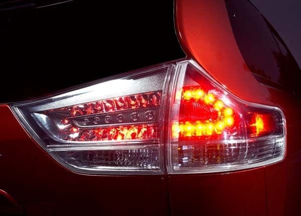 2015-toyota-sienna-taillamp-detail2-600-001