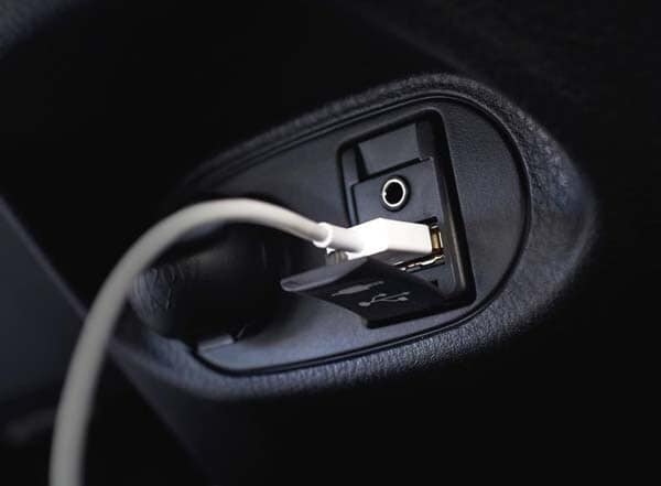 2015-toyota-yaris-interior-usb-aux-ports-detail-600-001