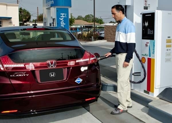 honda-clarity-hydrogne-refueling2-600-001