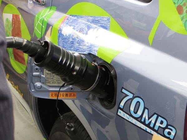 toyota-fuel-cell-refueling-image1-600-001