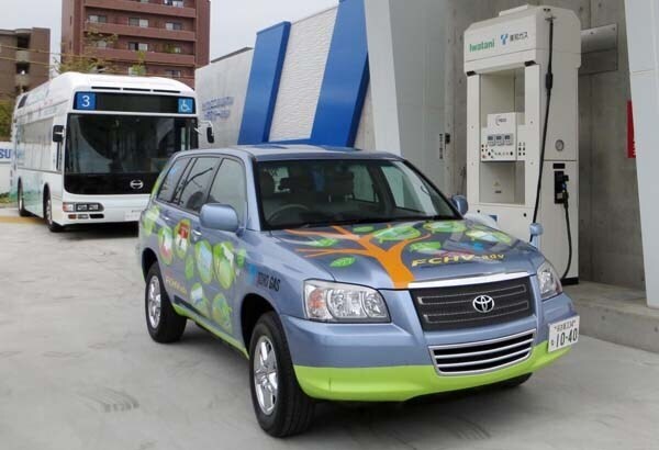toyota-fuel-cell-refueling-image2-600-001