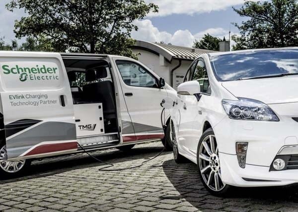 toyota-prius-plug-in-nurburgring-mpg-mark-charging-detail-600-001