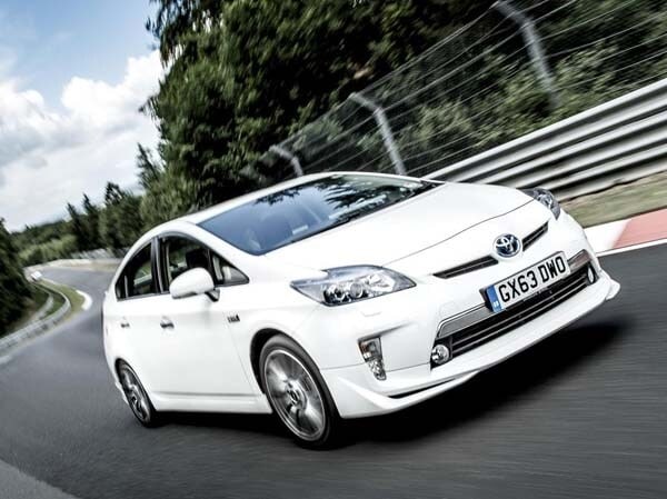 toyota-prius-plug-in-nurburgring-mpg-mark-front-action-lead-600-001