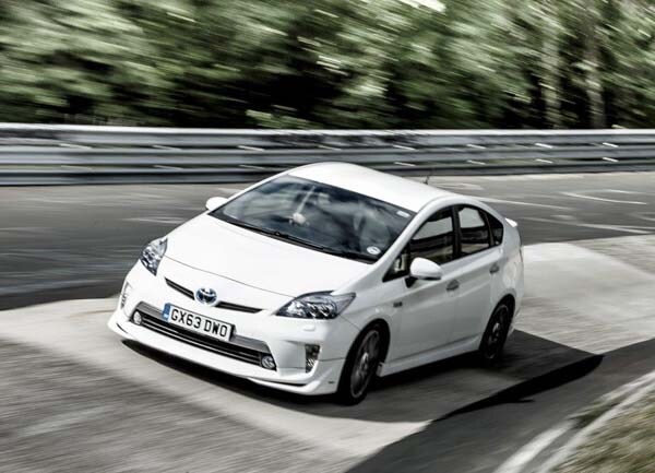 toyota-prius-plug-in-nurburgring-mpg-mark-front-action1-600-001