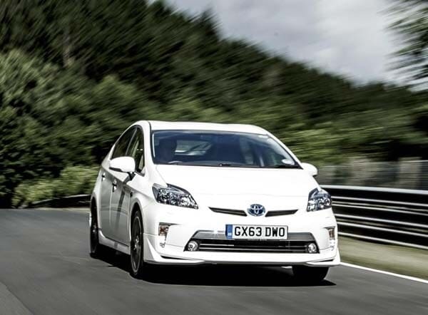 toyota-prius-plug-in-nurburgring-mpg-mark-front-action3-600-001