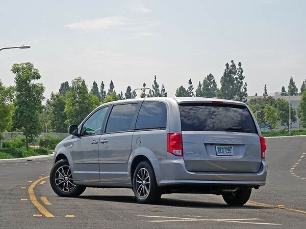 2014-dodge-grand-caravan-exterior-02-600-001