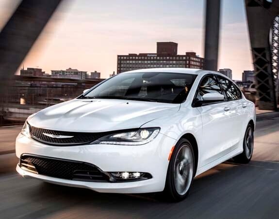 2015-chrysler-200-front-action2-600-001