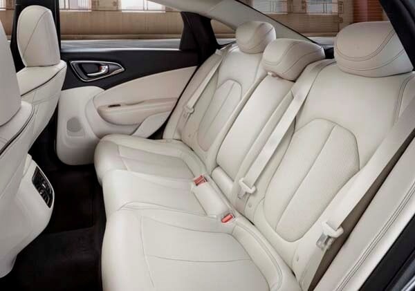 2015-chrysler-200-interior-rear-600-001
