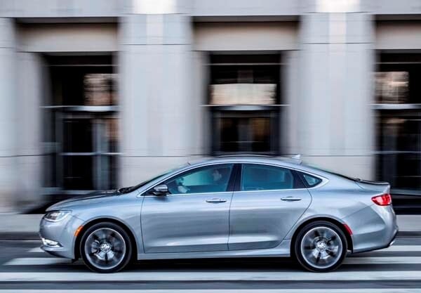 2015-chrysler-200-pan-action-600-001