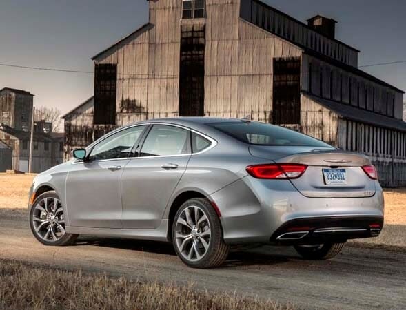2015-chrysler-200-rear-static-600-001