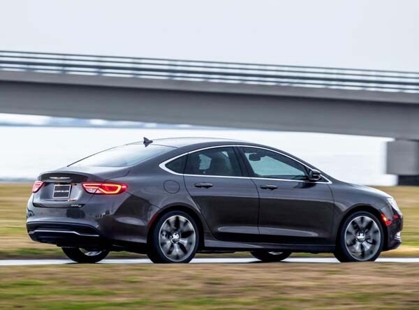 2015-chrysler-200c-rear-action4-600-001