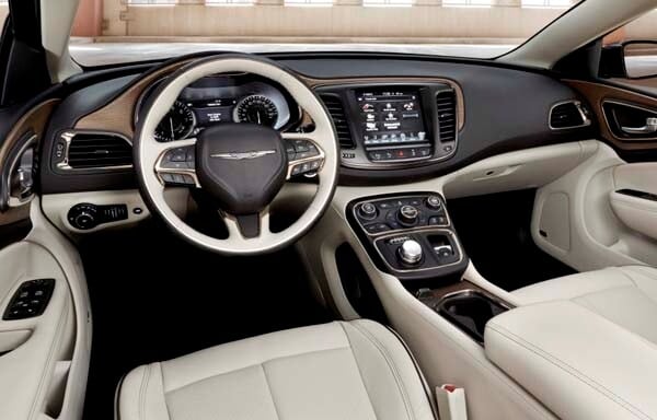 2015-chrysler-200interior-front-600-001