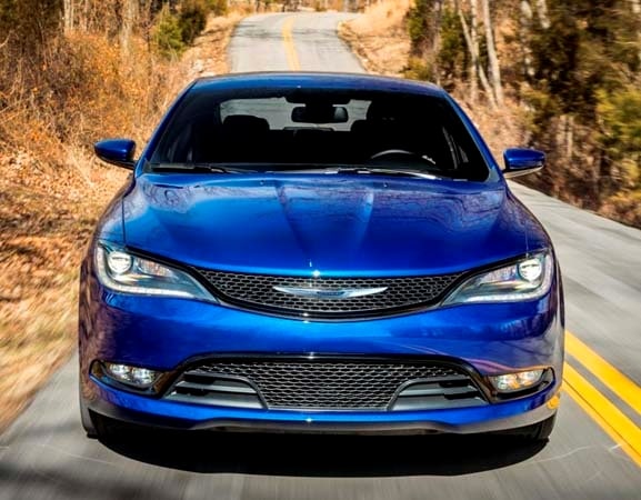 2015-chrysler-200s-head-on-action2-600-001