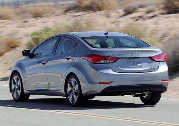 2015-hyundai-elantra-limited-rear-action-600-001