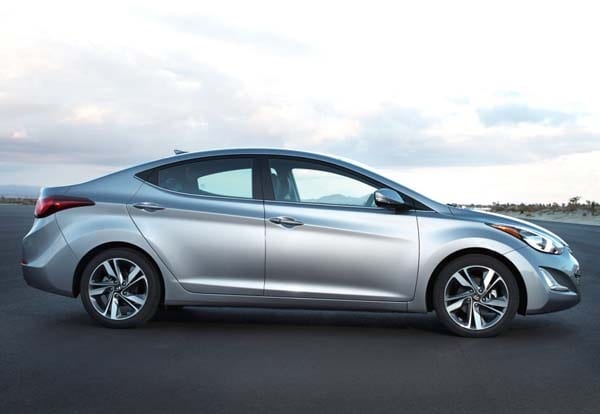 2015-hyundai-elantra-limited-static-profile-600-001