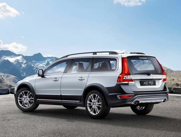2015-volvo-xc70-rear-static-600-001