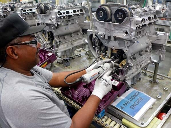 gm-spring-hill-factory-4-millionth-engine-assembly-600-001