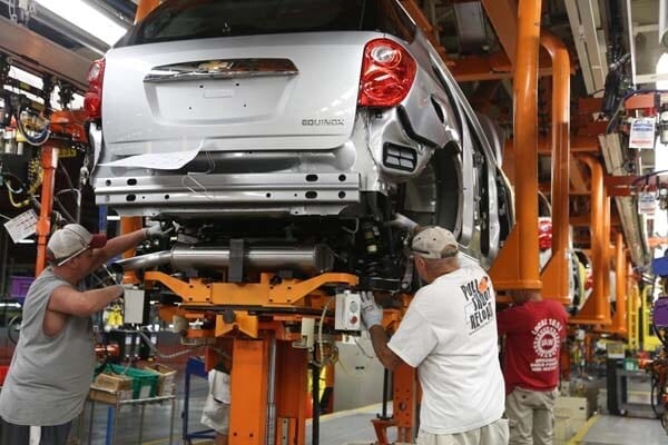 gm-spring-hill-factory-equinox-on-the-line-600-001