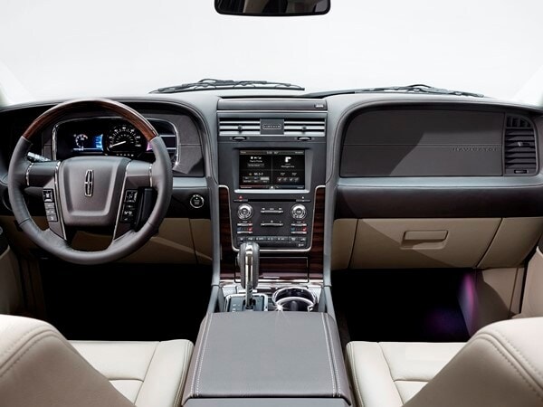15lincolnnavigator_14_hr-600-600-001