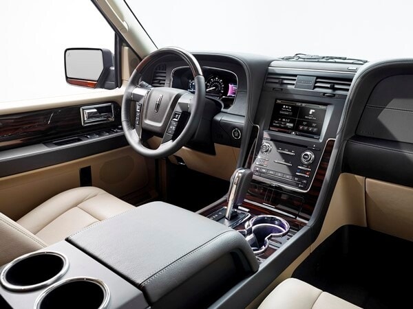 15lincolnnavigator_17_hr-600-600-001