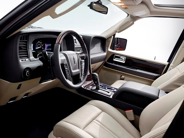 15lincolnnavigator_19_hr-600-600-001