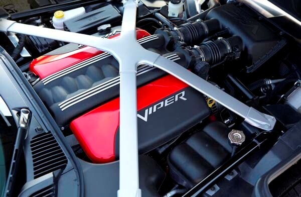 2015-dodge-viper-srt-gts-engine-bay-600-001