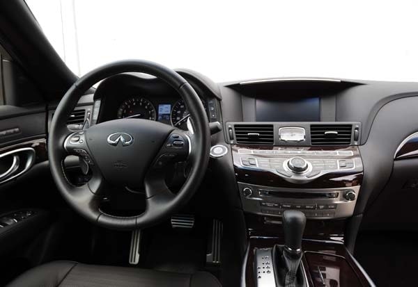 2015-infiniti-q70-and-q70l-13-600-001