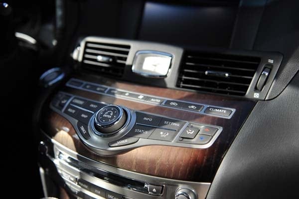 2015-infiniti-q70-and-q70l-19-600-001