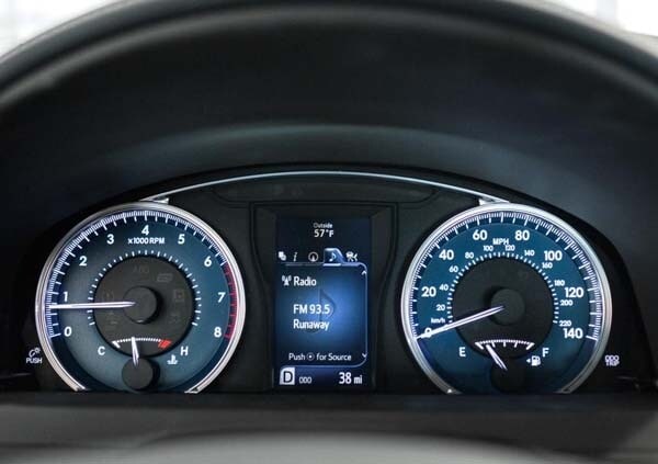 2015-toyota-camry-xle-gauge-cluster-detail-600-001