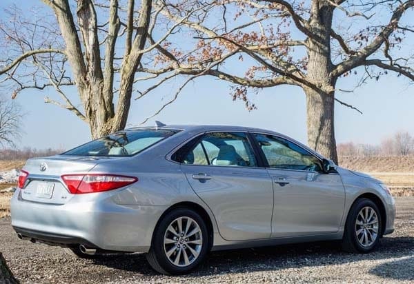 2015-toyota-camry-xle-rear-static1-600-001