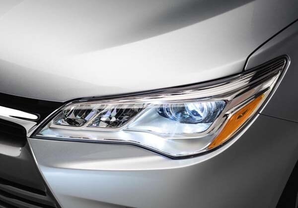 2015-toyota-camry-xle-restyled-headlamp-detail-600-001