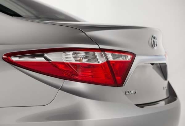 2015-toyota-camry-xle-restyled-taillamp-detail-600-001