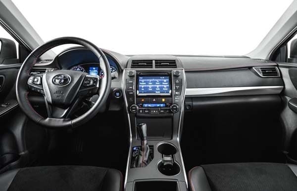 2015-toyota-camry-xse-dash1-600-001