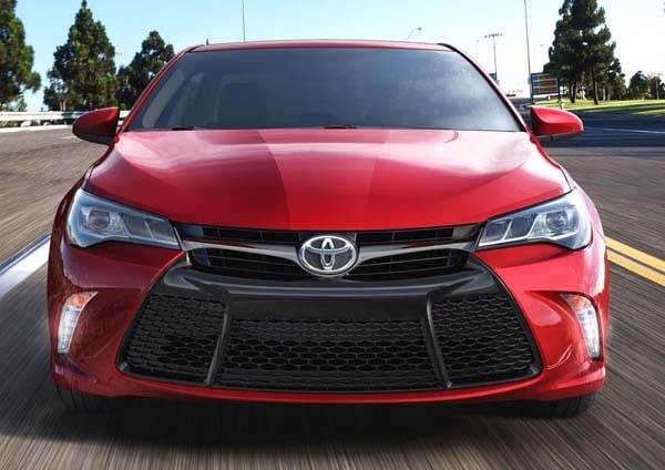 2015-toyota-camry-xse-head-on-action1-600-001