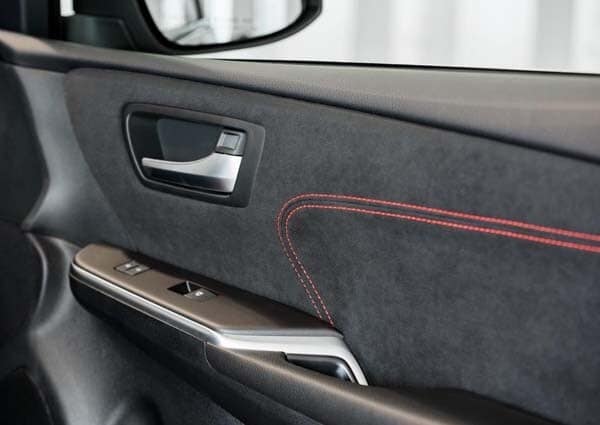 2015-toyota-camry-xse-interior-door-panel-detail-600-001