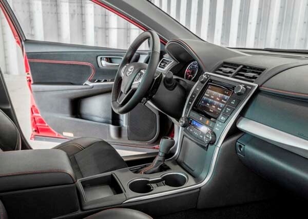 2015-toyota-camry-xse-interior-look-in-front-600-001