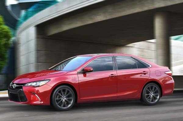 2015-toyota-camry-xse-pan-action1-600-001
