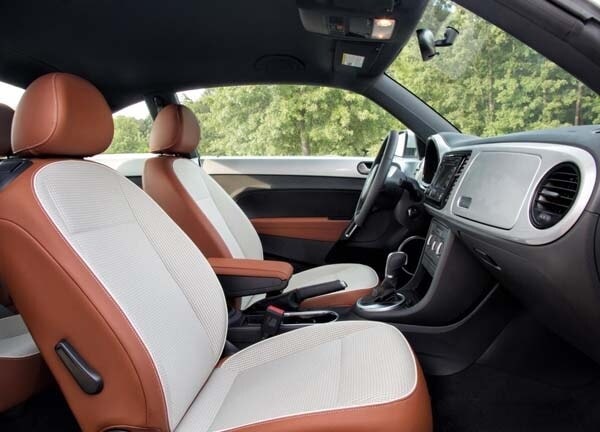 2015-volkswagen-beetle-classic-interior-600-001
