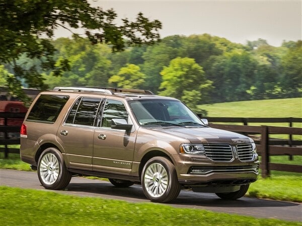 2015lincolnnavigator_01_hr-600-600-001