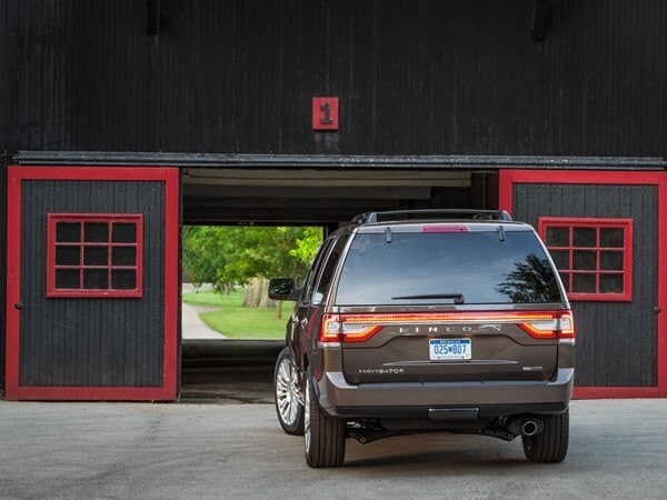 2015lincolnnavigator_06_hr-600-001