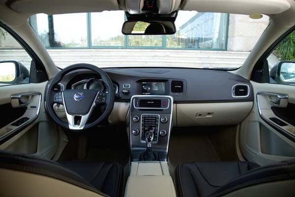 2016-volvo-s60l-dash-600-001