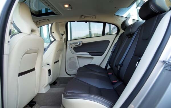 2016-volvo-s60l-rear-seat-detail1-600-001