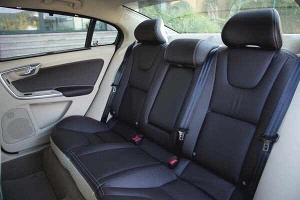 2016-volvo-s60l-rear-seat-detail2-600-001