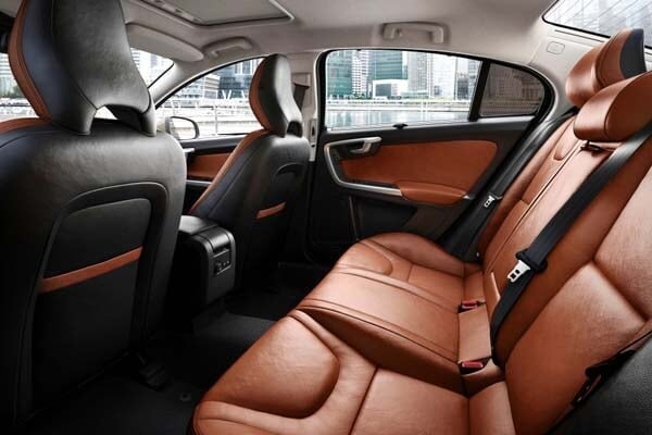 2016-volvo-s60l-rear-seat-detail3-600-001